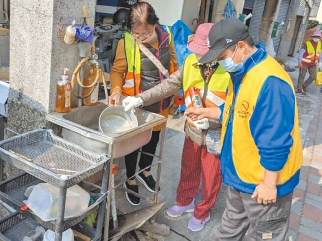 台南去年零本土登革热病例，但执法严厉招致民怨。卫生局强调，透过落实严格执法、积极巡查、构筑第一线防护网等手段，才能阻绝疫情。（台南市卫生局提供／曹婷婷台南传真）