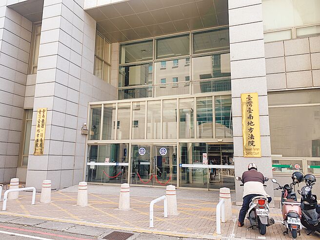 澳門籍李姓男大生與謝姓男子發生行車糾紛，謝男丟飲料杯造成李男機車失控撞死丁姓男子，李男被台南地方法院依過失致死罪判刑6月，緩刑2年。（郭良傑攝）