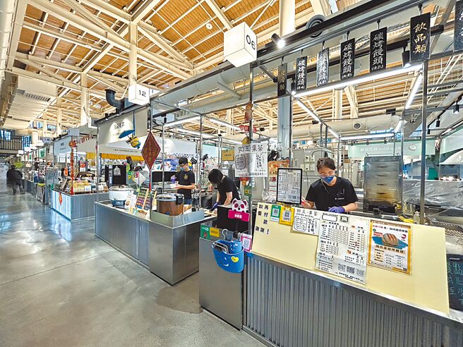 屏东西市场因油烟味、停车位等问题负评不断，还曾一度传有7成摊商抱怨「赚呒钱」，近日启动招商释出近30摊，再度引发热议。（谢佳潾摄）