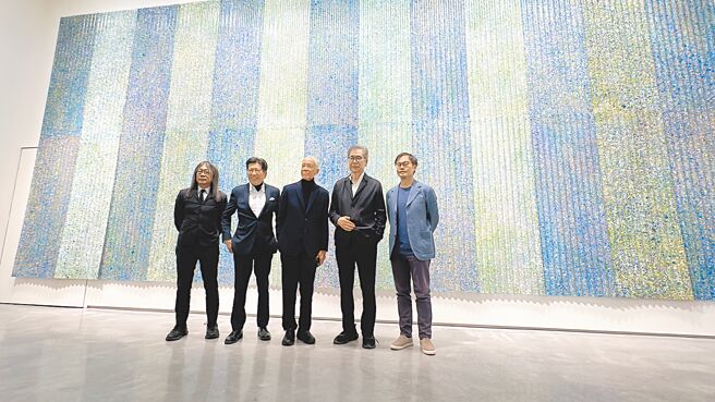 坐落于台东县东河乡的江贤二艺术园区7日举办开幕记者会，（左起）建筑师林友寒、馆长严长寿、艺术家江贤二、策展人南条史生、协同策展人纪嘉华。（蔡旻妤摄）