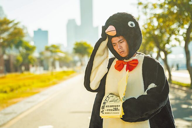 詹懷雲在高雄拍攝時高溫下穿企鵝裝發傳單。（双喜提供）