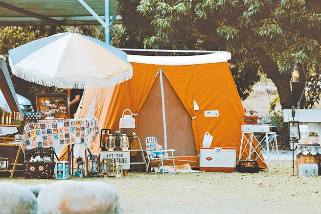 喜歡老物的張舜德從2017年開始從海外瘋狂收集老帳，成為老派露營專業玩家。（圖片提供張舜德）