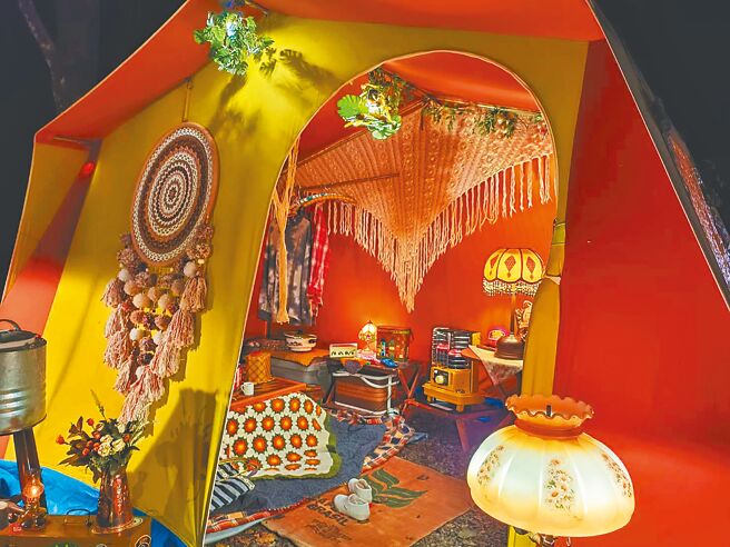 晴天露露的手作商品有手工復古花磚桌、客製化捕夢網、手工復古花布燈罩、原木燈座組等，還有復古老物選品。（圖片提供張舜德）