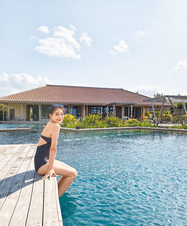 林书炜坐在泳池边大秀好身材。（林书炜提供）