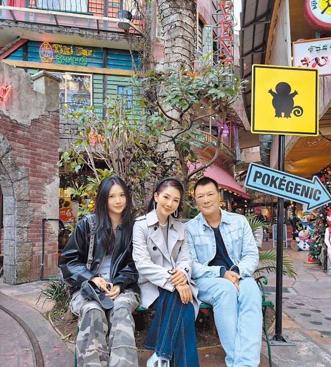 蔡诗萍（右起）、林书炜与女儿一家三口日前赴日本冲绳旅游。（林书炜提供）