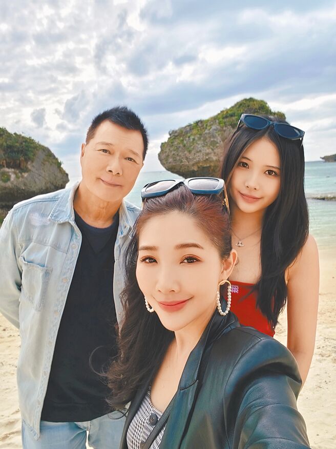 蔡中泠（后右）被封为「最正星二代」、「真人版AI」。（林书炜提供）