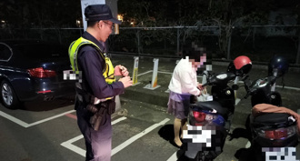瞎毀！機車不見婦人找了3小時 暖警現身解「鐵腿危機」