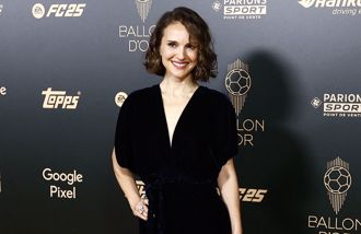 奥斯卡影后前夫出轨 离婚1年被法国型男搂入怀甜宠亲额头