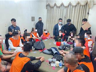 高雄警抄天九牌賭場扣上百萬賭金    男客怕錢沒收抱30萬躲桌下