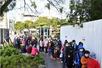 彰化雞蛋4盒100元還送好禮 民眾搶購隊伍綿延逾百公尺