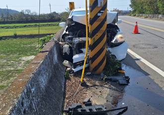 苗栗自小客失控自撞電線桿  後座乘客無生命跡象