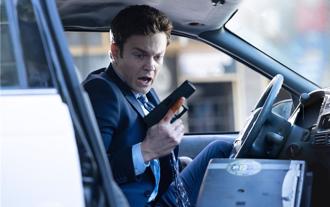 化身《無痛先生》！ 傑克奎德英雄救美「被整得很慘」