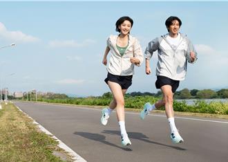 明星跑鞋炫色來襲 NB輕盈狂飆、HOKA疾速爆發爭霸三鐵賽