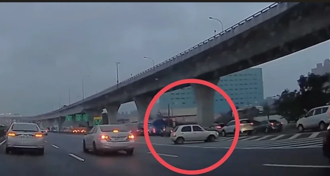 玩命！國1桃園交流道自小客開過頭   槽化線逆向大迴轉嚇傻後車 