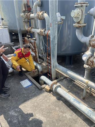 高雄工地驚魂！電纜公司男員工摔進汙水池  幸運獲救送醫