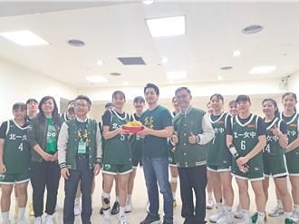 HBL北一女夺冠 蒋万安送香蕉 直呼台北的「蕉」傲