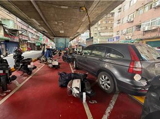 汽車迴轉不慎撞上分隔島 停車場內5機車遭殃