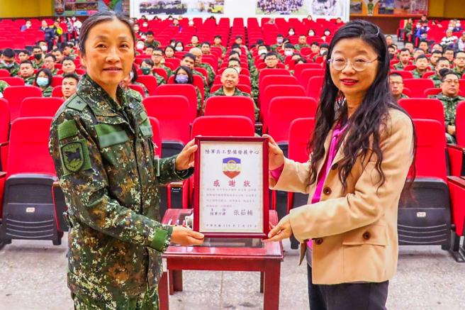 陸勤部政戰主任辜少將主持兵整中心性別平等教育宣導，強化官兵法治觀念。（陸勤部提供）