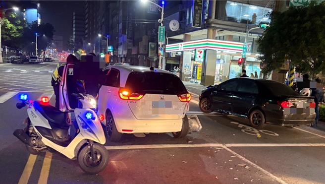 高雄市三民区9日凌晨发生车祸，30岁何姓男子驾车追撞前方车辆后，警方到场处理时，意外在其车内发现毒品恺他命。（高雄市警方提供／林雅惠传真）