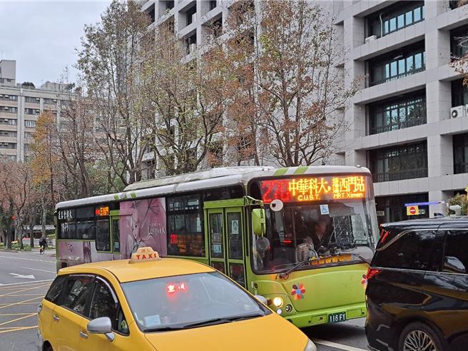 台北市公車車門夾傷事故頻傳，台北市議員曾獻瑩9日建議，市府應盤點事故發生率高的路線，優先補助車流、人流密集的公車路線加裝主動式車門感測系統。北市公運處則說，預估2030年公車將全數裝設車門感測安全系統。（温予菱攝）