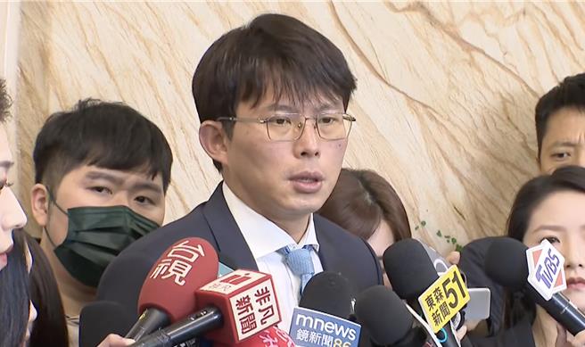 民眾党主席黄国昌表示，目前无法确认柯文哲是否会于明日公开露面。不过民眾党全体党员都支持柯家度过这段艰难时刻，他因为「父丧关系」，不便亲自出席，已指示民眾党秘书长周榆修代表党中央，在柯文哲父亲的告别式上表达敬意。（张睿廷摄）