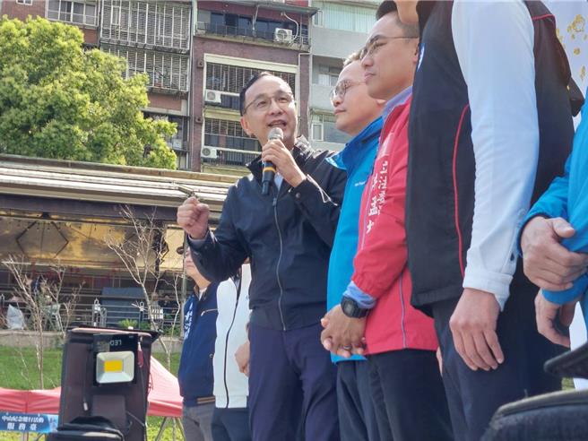 国民党主席朱立伦今（9）日出席「民主向前  跨越百年」纪念国父孙中山先生逝世100周年健行植树活动致词时，抛出中央既然称2000亿元预算遭砍，不如发给全台每户可以拿到2万多。（陈慰慈摄）