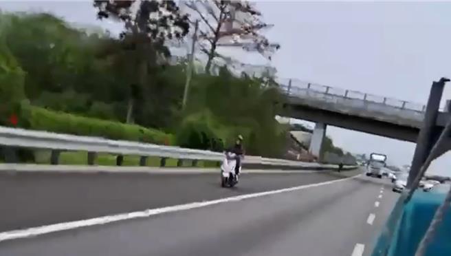 機車、電動車一前一後在國道1號員林段路肩疾駛。（民眾提供／寶智華彰化傳真）