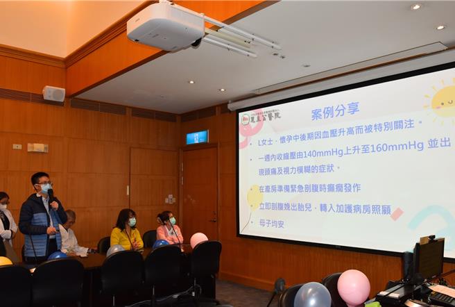 健康講座上，由婦產科主治醫師黃威鈞講解產前照護的重要性，小兒科主任許登欽分享新生兒照護，護理師吳璇閔推廣母乳哺育並示範產球的使用方式，而中醫部內婦兒科主任廖唯宇則介紹產後的中醫調理。（圖／恩主公醫院）