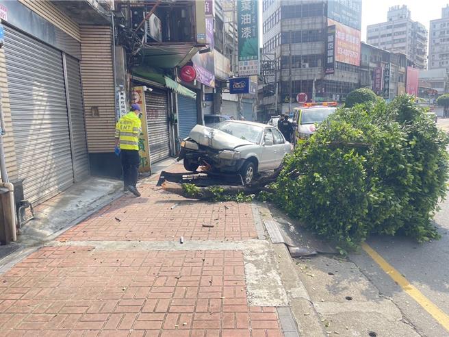 桃园市中坜区9日上午发生一起自撞车祸，59岁许男驾驶自小客车沿环北路往七和路方向行驶时，不明原因自撞路树。（中坜警分局提供）