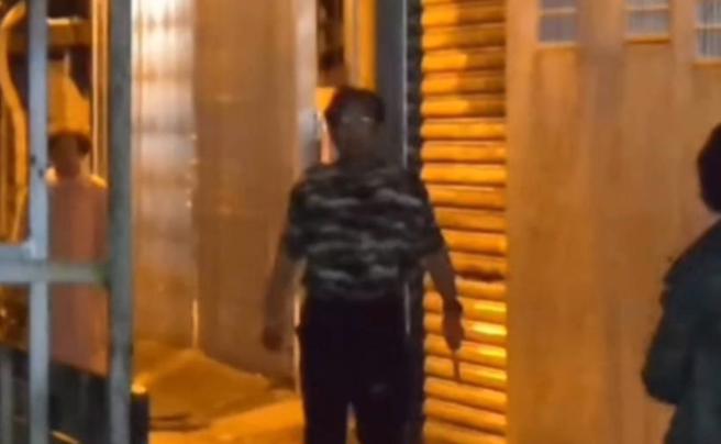 宜兰县罗东镇9日凌晨1名56岁赖姓男子双手各持1把菜刀在马路上叫嚣。（民眾提供／吴佩蓉宜兰传真）