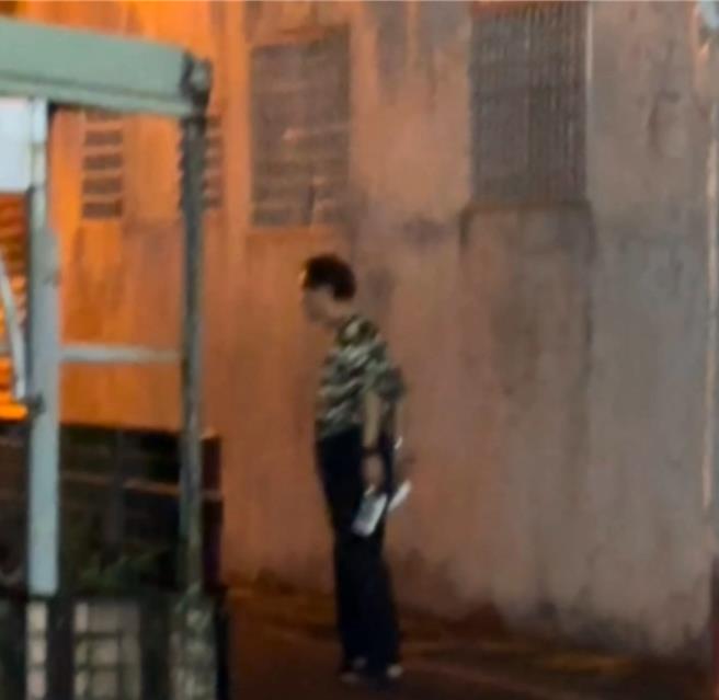 宜兰县罗东镇9日凌晨1名56岁赖姓男子双手各持1把菜刀在马路上叫嚣。（民眾提供／吴佩蓉宜兰传真）