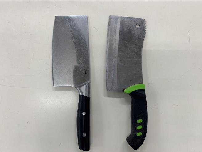 宜兰县罗东镇9日凌晨1名56岁赖姓男子双手各持1把菜刀在马路上叫嚣。（警方提供／吴佩蓉宜兰传真）