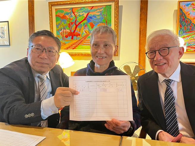 柯建銘說，台灣人的良心葉春蓮（圖中） ，在曹興誠（圖右）與陳財能志工（圖左）見證下簽了罷免傅崐萁的二階連署書，這是反罷免國民黨41名立委最重一擊。（摘自柯建銘臉書／楊亞璇台北傳真）