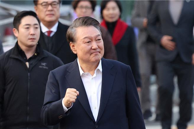 在歷经52天后，尹锡悦8日获释，返回位于首尔市龙山区汉南洞的官邸。（路透社）