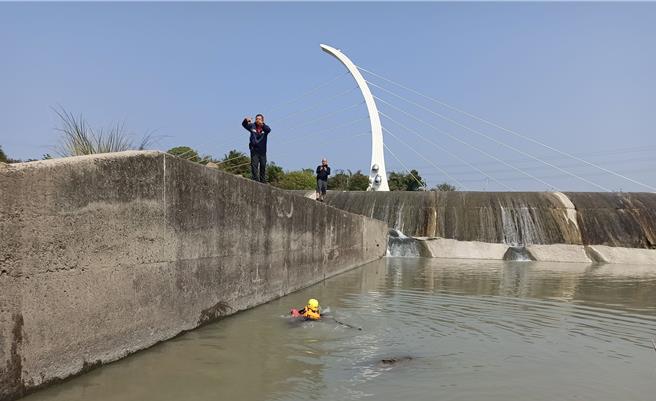 嘉义市映月桥今天传出学生落水，警消现场搜救。（民眾提供／廖素慧嘉市传真）