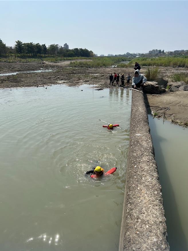 嘉义市八掌溪畔映月桥今天传出学生落水，警消现场搜救。（民眾提供／廖素慧嘉市传真）