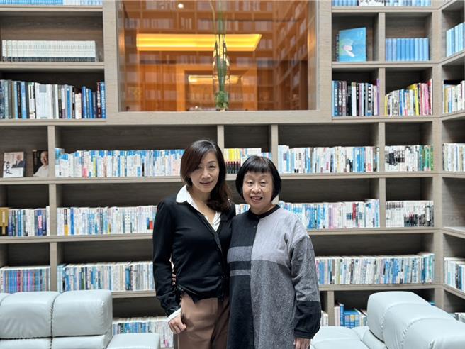 李昂（右）與郝譽翔日前造訪大地酒店，兩人在「光陰部落藏書閣」合影。（洪秀瑛攝）