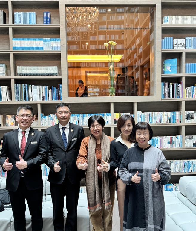 大地酒店執行副總尤俊祥（左起）、大地酒店總經理陸西亞、聯合文學總編輯周昭翡、作家郝譽翔、作家李昂暢聊文學講座。（洪秀瑛攝）