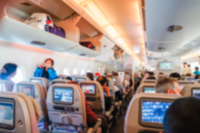 礼仪专家表示，插队登机、在机舱恣意挑选「最佳位置」放置随身行李的行为，反映了自私心态，逼得航空公司採取因应措施。（示意图：shutterstock／达志）
