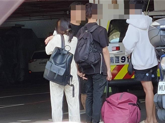 越南籍学生获救后，身上沾泥巴，惊魂未定，提着钓鱼用具到医院。（廖素慧摄）