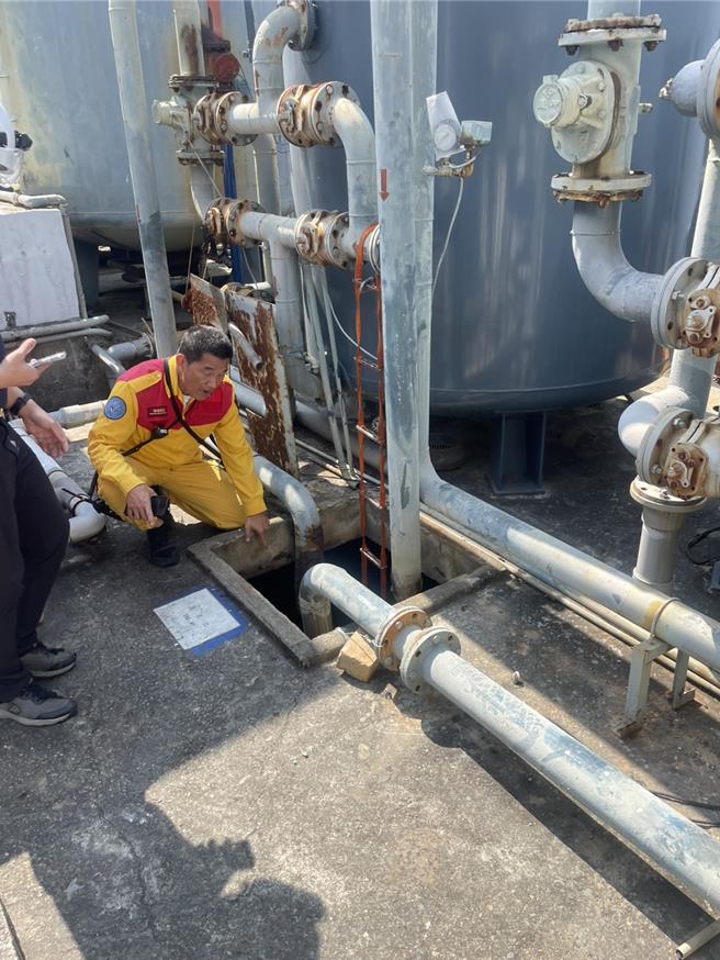 高雄市仁武區高楠公路某電線電纜公司9日下午1時許發生工地意外，一名38歲男員工在爬梯進入汙水池時失足滑落，導致頭部與四肢擦挫傷。（警消提供／林雅惠高雄傳真）