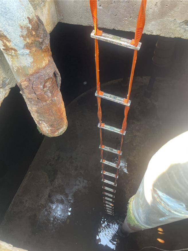 高雄市仁武區高楠公路某電線電纜公司9日下午1時許發生工地意外，一名38歲男員工在爬梯進入汙水池時失足滑落，導致頭部與四肢擦挫傷。（警消提供／林雅惠高雄傳真）