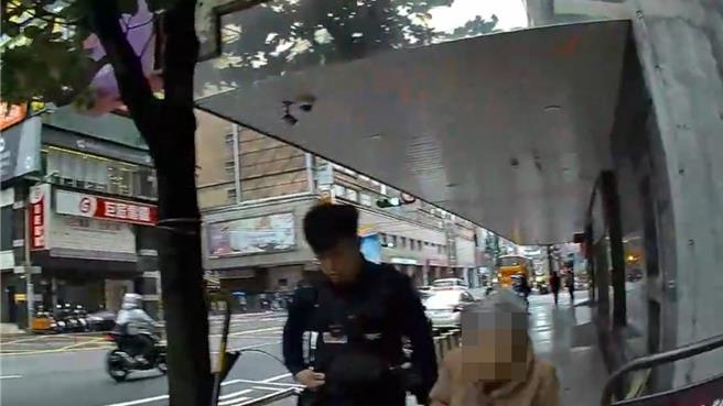 88歲曾老太太忘了小兒子農曆前年不幸去世，遠從台北到桃園找小兒子卻迷途，桃警不捨告訴她實情護送返家。(翻攝照片)