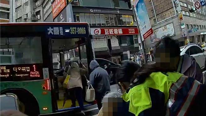 88歲曾老太太忘了小兒子農曆前年不幸去世，遠從台北到桃園找小兒子卻迷途，桃警不捨告訴她實情護送返家。(翻攝照片)