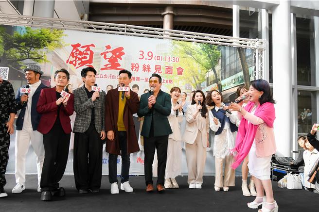 張琴也在台上唱歌逗觀眾開心。（三立提供）