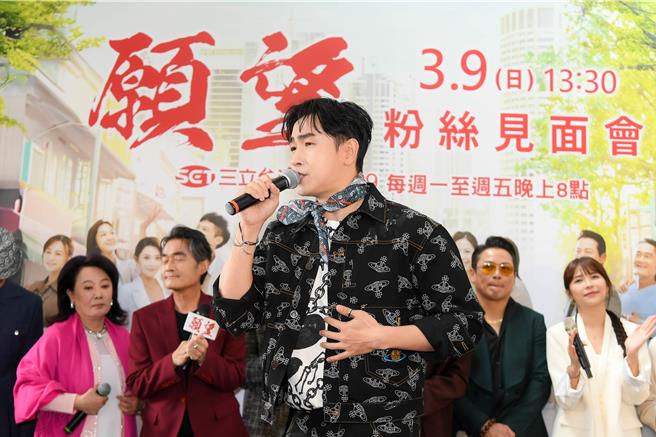 陳謙文今天生日，上台獻唱，並許願今年再開演唱會。（三立提供）