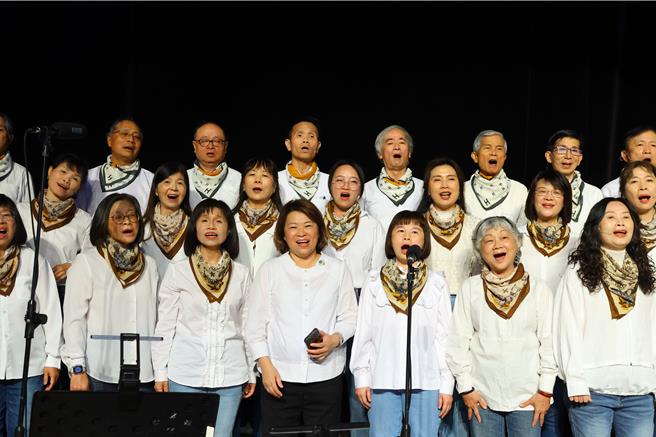 《看我听我》民歌音乐剧嘉市首演，市长黄敏惠（第一排中）与合唱团合唱《秋蝉》勾起满满回忆。（嘉市府提供／廖素慧嘉市传真）