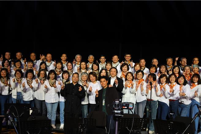 《看我听我》民歌音乐剧嘉市首演，市长黄敏惠（前排中）、文化局长谢育哲探班，与指挥曾维民、导演黄俊源及合唱团合照。（嘉市府提供／廖素慧嘉市传真）