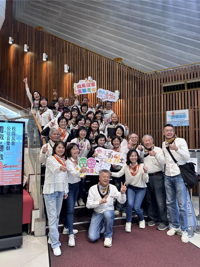 《看我听我》民歌音乐剧嘉市首演成功，团员们致敬民歌50。（廖素慧摄）