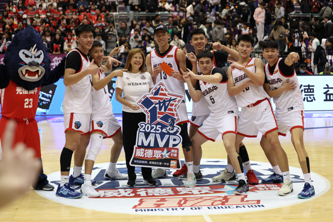 光復高中陈相荣（中戴帽者）在113学年HBL男甲季军赛助队获胜，赛后获得单场MVP奖项。（高中体总提供）